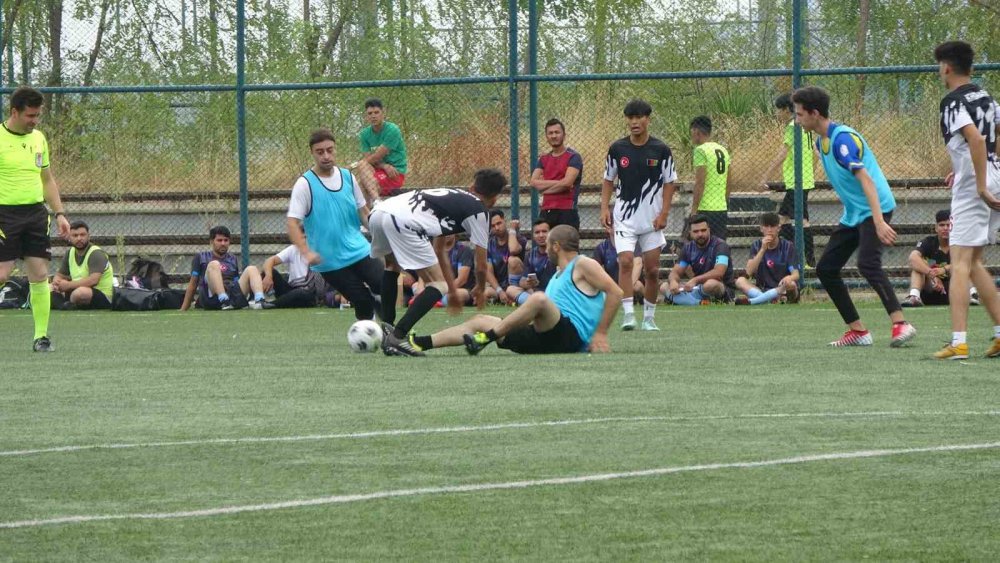 AFGANİSTAN HAZARALARI KÜLTÜR VE DAYANIŞMA DERNEĞİ TRABZON’DA DOSTLUK VE KARDEŞLİĞİ PEKİŞTİRMEK AMACIYLA FUTBOL TURNUVASI DÜZENLEDİ. 2 GÜN SÜRECEK TURNUVADA 16 TAKIM MÜCADELE EDECEK