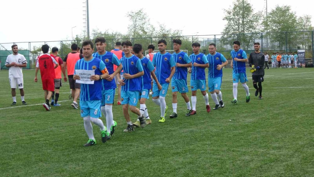 AFGANİSTAN HAZARALARI KÜLTÜR VE DAYANIŞMA DERNEĞİ TRABZON’DA DOSTLUK VE KARDEŞLİĞİ PEKİŞTİRMEK AMACIYLA FUTBOL TURNUVASI DÜZENLEDİ. 2 GÜN SÜRECEK TURNUVADA 16 TAKIM MÜCADELE EDECEK