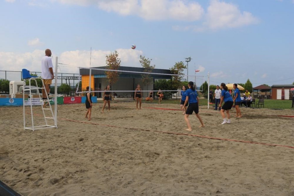 TRABZON'UN AKÇAABAT İLÇESİNDE DÜZENLENEN PLAJ VOLEYBOLU TURNUVASI TOPLAMDA 20 TAKIM VE 120 SPORCUNUN KATILIMIYLA BAŞLADI. TURNUVA 10 GÜN SÜRECEK