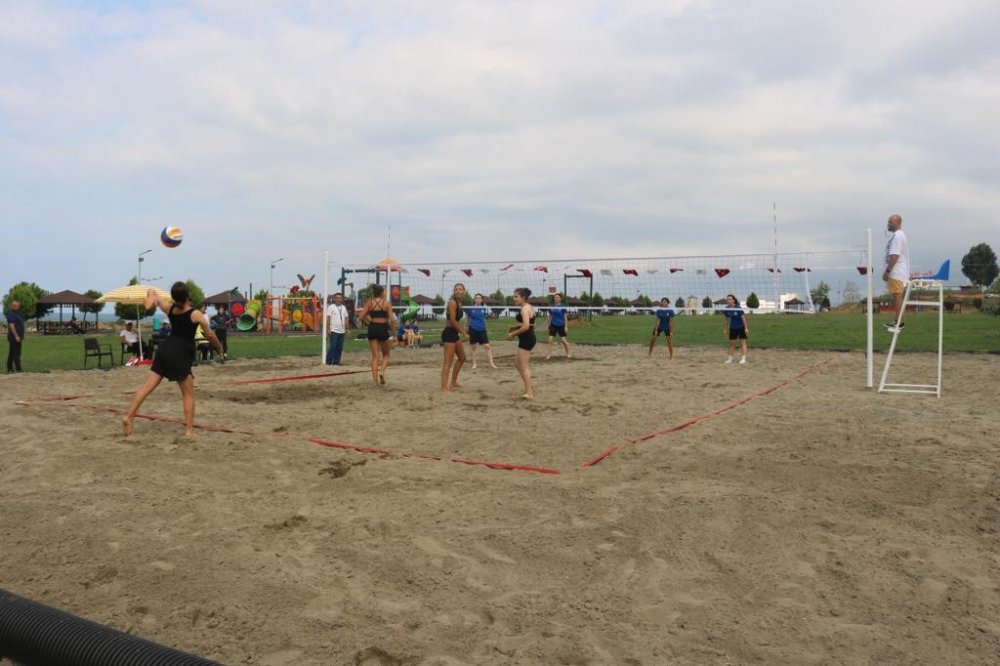 TRABZON'UN AKÇAABAT İLÇESİNDE DÜZENLENEN PLAJ VOLEYBOLU TURNUVASI TOPLAMDA 20 TAKIM VE 120 SPORCUNUN KATILIMIYLA BAŞLADI. TURNUVA 10 GÜN SÜRECEK