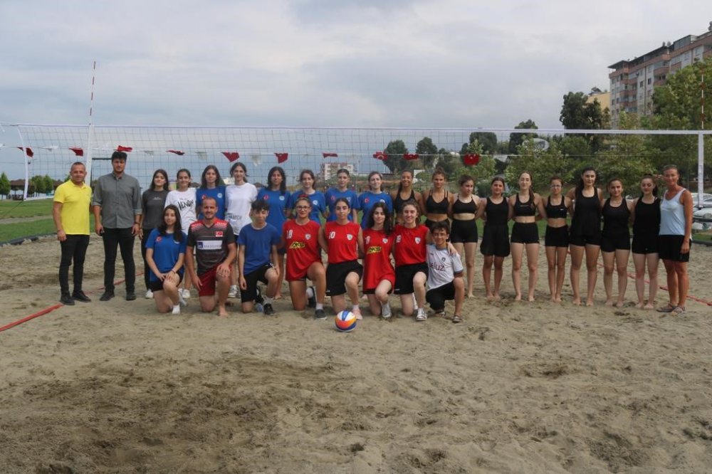 TRABZON'UN AKÇAABAT İLÇESİNDE DÜZENLENEN PLAJ VOLEYBOLU TURNUVASI TOPLAMDA 20 TAKIM VE 120 SPORCUNUN KATILIMIYLA BAŞLADI. TURNUVA 10 GÜN SÜRECEK