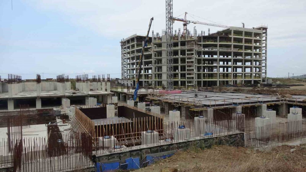 TRABZON'DA YAPIMI SÜREN 900 YATAKLI ŞEHİR HASTANESİ'NİN YAPIM ÇALIŞMALARI YÜZDE 20 ORANINDA TAMAMLANDI