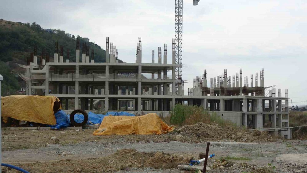 TRABZON'DA YAPIMI SÜREN 900 YATAKLI ŞEHİR HASTANESİ'NİN YAPIM ÇALIŞMALARI YÜZDE 20 ORANINDA TAMAMLANDI