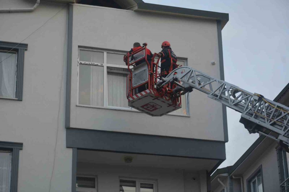 ORDU'NUN ÜNYE İLÇESİNDE AİLESİYLE TARTIŞTIĞI İDDİA EDİLEN 36 YAŞINDAKİ O. A ÖNCE EVİNİN BİR ODASINI YAKTI, SONRA AYNI ODAYA KENDİSİNİ KİLİTLEDİ.UZUN UĞRAŞLAR SONUCU İKNA EDİLEREK DIŞARI ÇIKARILDI