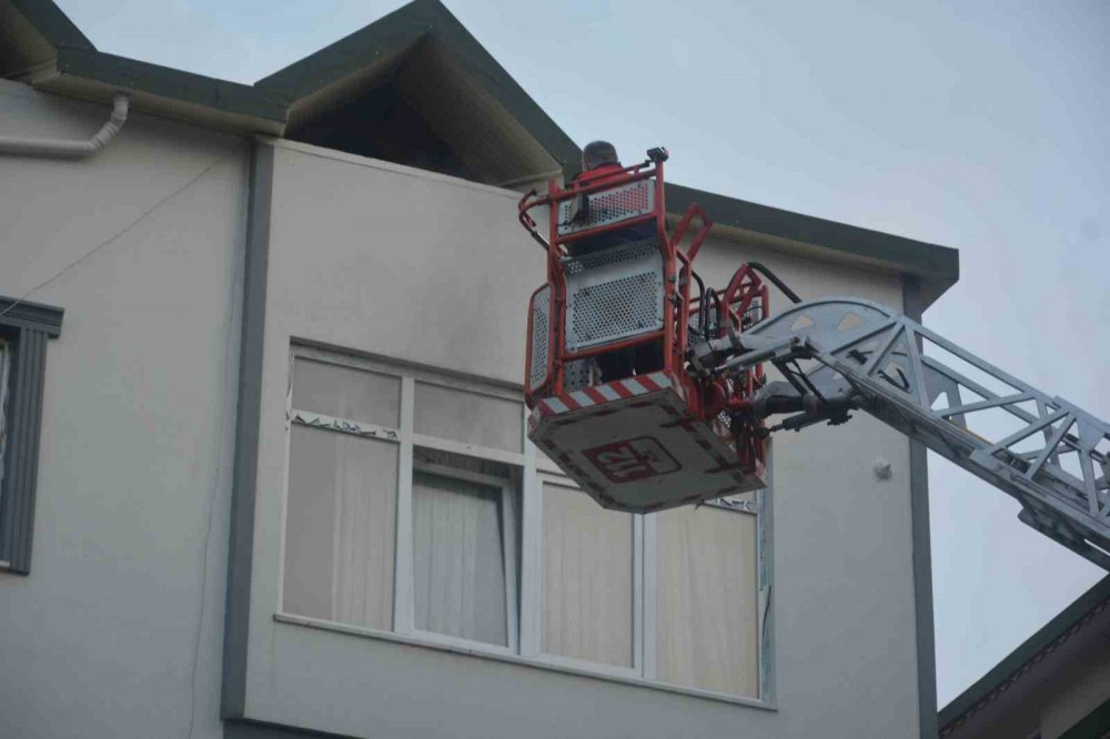 ORDU'NUN ÜNYE İLÇESİNDE AİLESİYLE TARTIŞTIĞI İDDİA EDİLEN 36 YAŞINDAKİ O. A ÖNCE EVİNİN BİR ODASINI YAKTI, SONRA AYNI ODAYA KENDİSİNİ KİLİTLEDİ.UZUN UĞRAŞLAR SONUCU İKNA EDİLEREK DIŞARI ÇIKARILDI