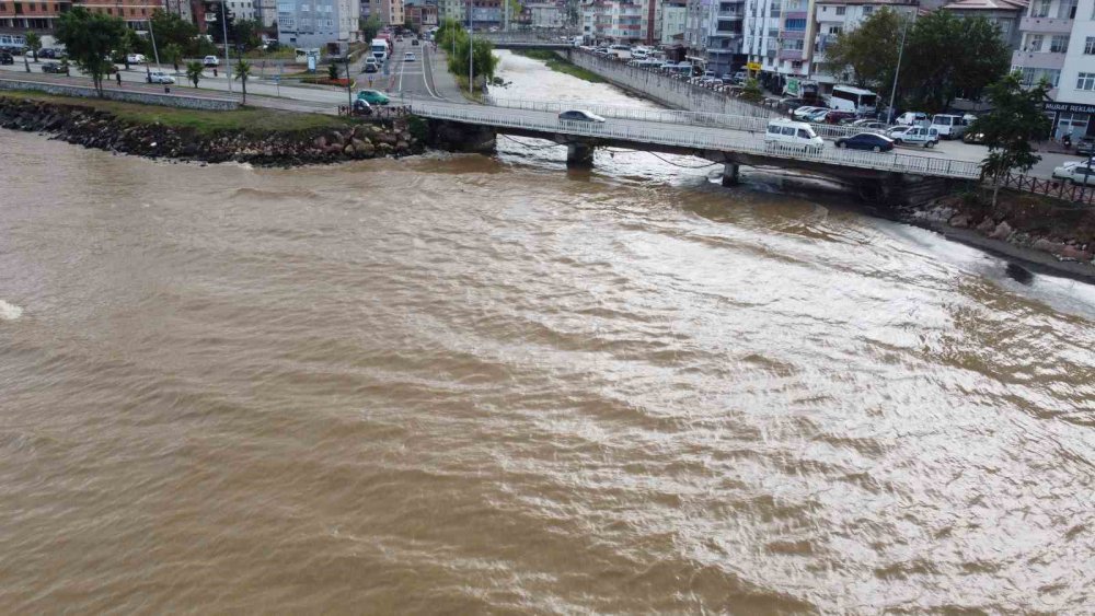 ORDU'NUN ÜNYE İLÇESİNDE ETKİLİ OLAN AŞIRI YAĞIŞLARDAN DOLAYI DENİZİN RENGİ ÇAMURA DÖNDÜ