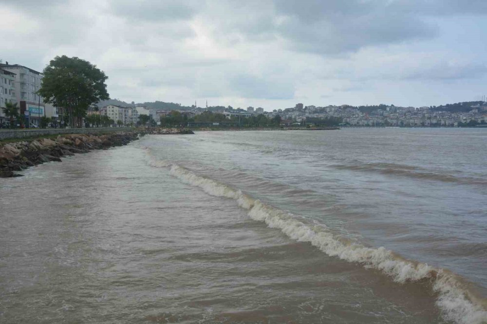 ORDU'NUN ÜNYE İLÇESİNDE ETKİLİ OLAN AŞIRI YAĞIŞLARDAN DOLAYI DENİZİN RENGİ ÇAMURA DÖNDÜ