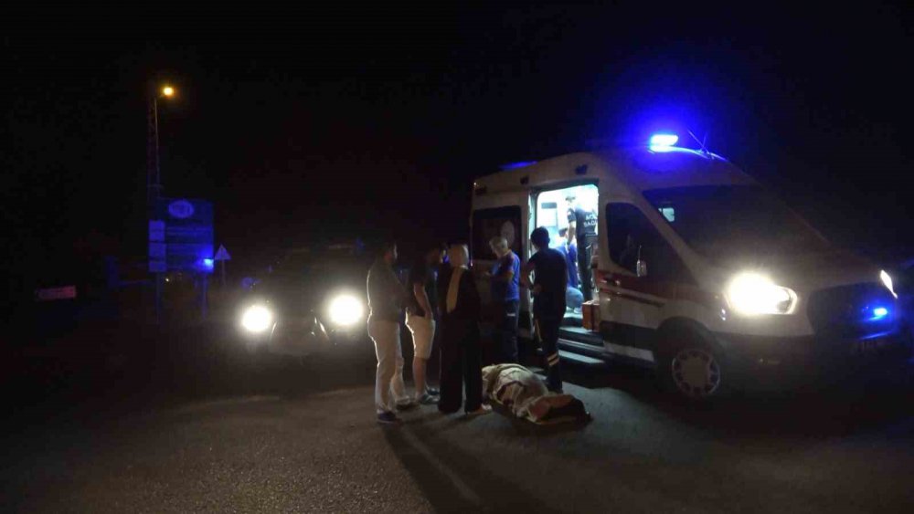 GÜMÜŞHANE'DE HENÜZ BELİRLENEMEYEN BİR SEBEPLE YOLDAN ÇIKAN KAMYONET YOL İLE KÖPRÜ ARASINA DÜŞTÜ. ANNE, BABA VE 3 AYLIK BEBEKLERİ YARALANDI