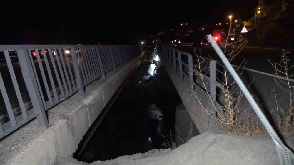 GÜMÜŞHANE'DE HENÜZ BELİRLENEMEYEN BİR SEBEPLE YOLDAN ÇIKAN KAMYONET YOL İLE KÖPRÜ ARASINA DÜŞTÜ. ANNE, BABA VE 3 AYLIK BEBEKLERİ YARALANDI