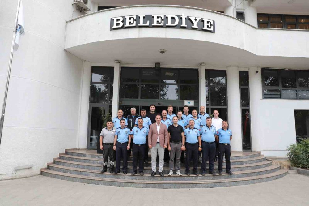 TRABZON'UN AKÇAABAT İLÇESİNDE BELEDİYE BAŞKANI OSMAN NURİ EKİM, ZABITA HAFTASININ 197. YILDÖNÜMÜ OLMASI MÜNASEBETİYLE AKÇAABAT BELEDİYESİ'NDE ÇALIŞAN ZABITA PERSONELLERİNİN HAFTALARINI KUTLADI