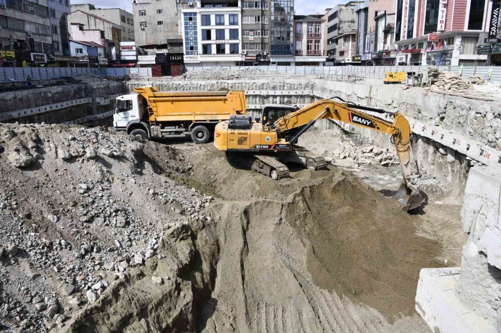 SAMSUN BÜYÜKŞEHİR BELEDİYESİ KENTTEKİ OTOPARK SAYISINI ARTIRMA HEDEFİ DOĞRULTUSUNDA BANKALAR CADDESİ İLE KUYUMCULAR ÇARŞISI ARASINDA BULUNAN ANAKENT İŞ MERKEZİ'Nİ YIKAN, ARDINDAN OTOPARK VE MEYDAN PROJESİNİN STARTINI VERDİ
