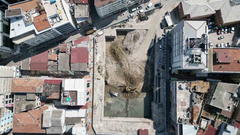 SAMSUN BÜYÜKŞEHİR BELEDİYESİ KENTTEKİ OTOPARK SAYISINI ARTIRMA HEDEFİ DOĞRULTUSUNDA BANKALAR CADDESİ İLE KUYUMCULAR ÇARŞISI ARASINDA BULUNAN ANAKENT İŞ MERKEZİ'Nİ YIKAN, ARDINDAN OTOPARK VE MEYDAN PROJESİNİN STARTINI VERDİ