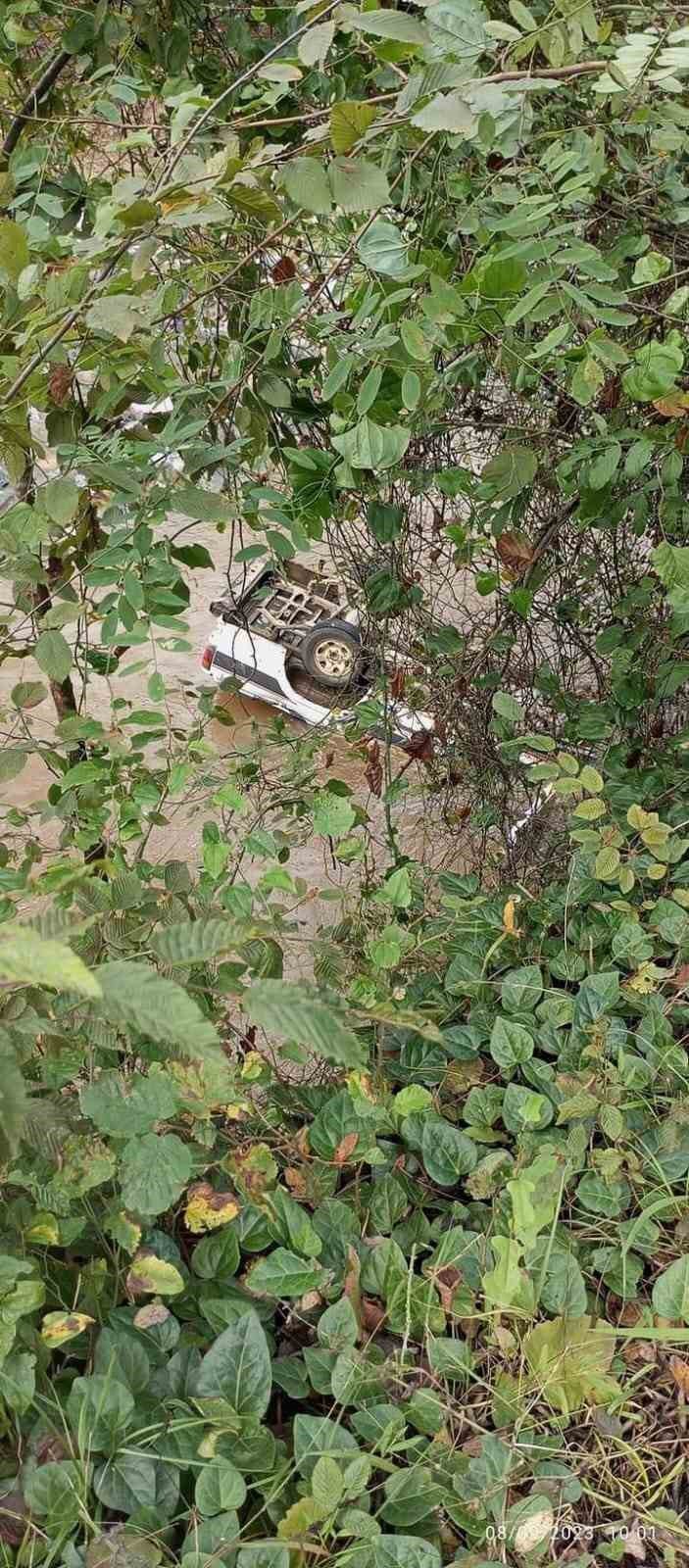 GİRESUN'UN GÖRELE İLÇESİ ŞAFAKLI KÖYÜNDEN GÖRELE İSTİKAMETİNE GİDEN ARAÇ KONTROLDEN ÇIKARAK DERE YATAĞINA UÇTU. KAZADA KEMAL KAVRAZ ÖLDÜ , İSMET. K VE H.İ. K YARALANDI