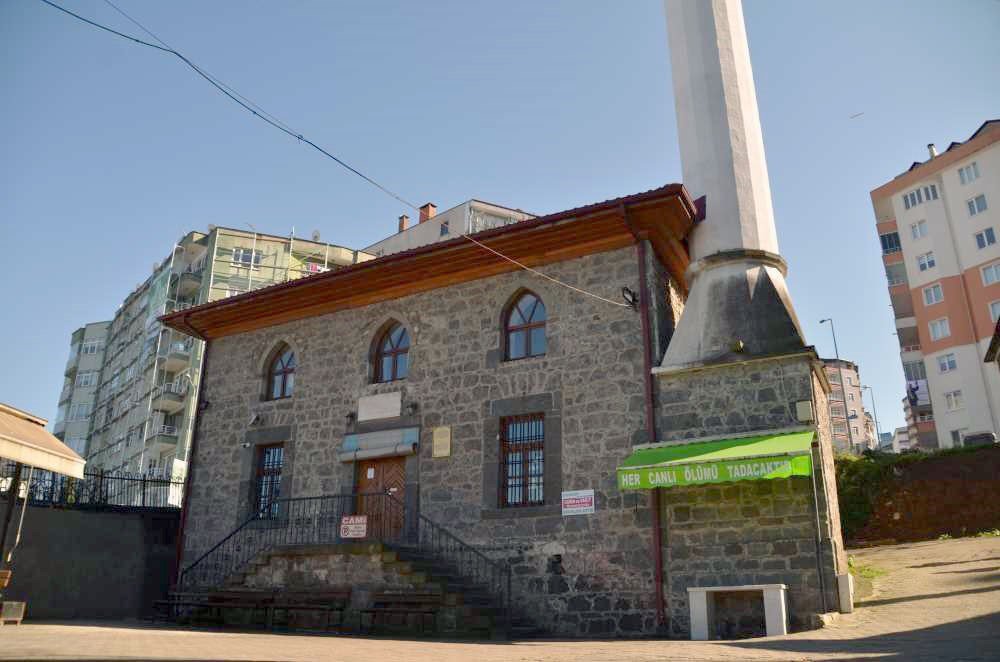 GİRESUN'UN SOSYAL VE EKONOMİK HAYATINDA ÖNEMLİ YER TUTAN VE BİR ÇOK TESCİLLİ TARİHİ ESERLERİN YAPIMINI SAĞLAYAN SARIALEMDAROĞLU AİLESİ'NİN KİTABI YAZILDI