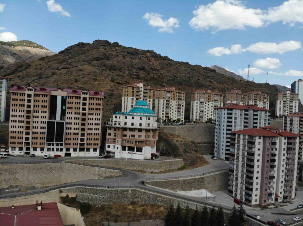 GÜMÜŞHANE'DE OLUMSUZ ARAZİ ŞARTLARI NEDENİYLE KAYALIK ALANDA İNŞA EDİLEN VE ÇEVRE SAKİNLERİ TARAFINDAN "6 KATLI CAMİ" OLARAK İSİMLENDİRİLEN CAMİNİN İNŞAATINDA SONA GELİNİRKEN, CAMİ İLGİNÇ MİMARİSİ İLE HAYRETE DÜŞÜRÜYOR