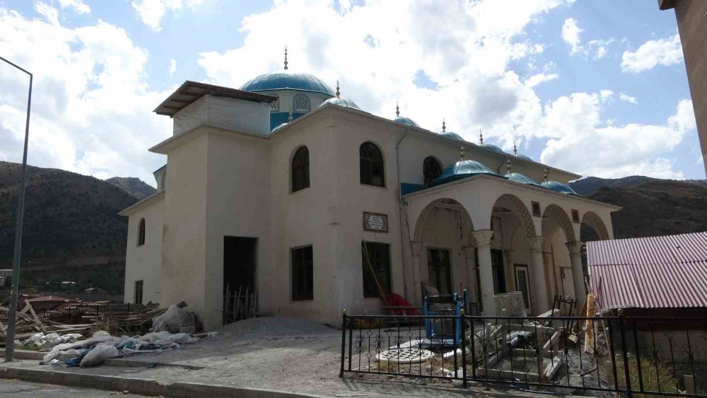 GÜMÜŞHANE'DE OLUMSUZ ARAZİ ŞARTLARI NEDENİYLE KAYALIK ALANDA İNŞA EDİLEN VE ÇEVRE SAKİNLERİ TARAFINDAN "6 KATLI CAMİ" OLARAK İSİMLENDİRİLEN CAMİNİN İNŞAATINDA SONA GELİNİRKEN, CAMİ İLGİNÇ MİMARİSİ İLE HAYRETE DÜŞÜRÜYOR