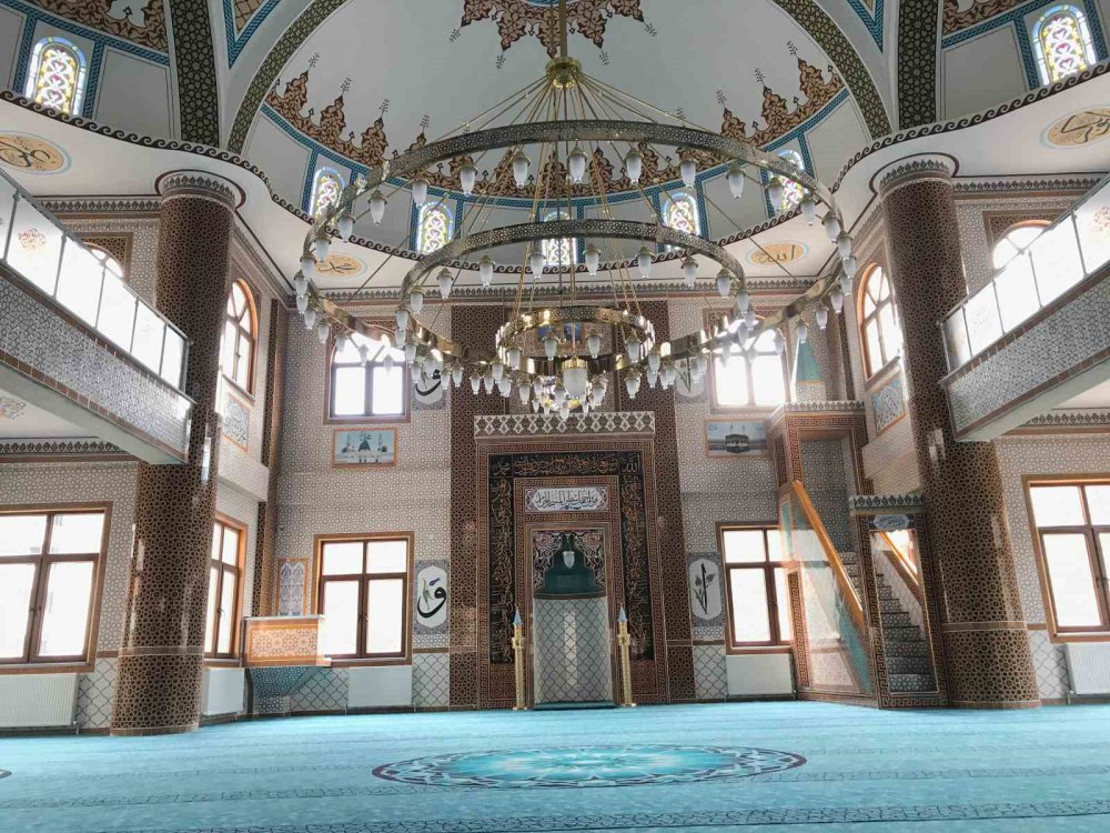 GÜMÜŞHANE'DE OLUMSUZ ARAZİ ŞARTLARI NEDENİYLE KAYALIK ALANDA İNŞA EDİLEN VE ÇEVRE SAKİNLERİ TARAFINDAN "6 KATLI CAMİ" OLARAK İSİMLENDİRİLEN CAMİNİN İNŞAATINDA SONA GELİNİRKEN, CAMİ İLGİNÇ MİMARİSİ İLE HAYRETE DÜŞÜRÜYOR