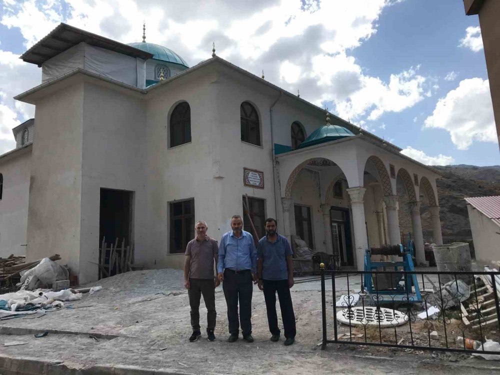 GÜMÜŞHANE'DE OLUMSUZ ARAZİ ŞARTLARI NEDENİYLE KAYALIK ALANDA İNŞA EDİLEN VE ÇEVRE SAKİNLERİ TARAFINDAN "6 KATLI CAMİ" OLARAK İSİMLENDİRİLEN CAMİNİN İNŞAATINDA SONA GELİNİRKEN, CAMİ İLGİNÇ MİMARİSİ İLE HAYRETE DÜŞÜRÜYOR