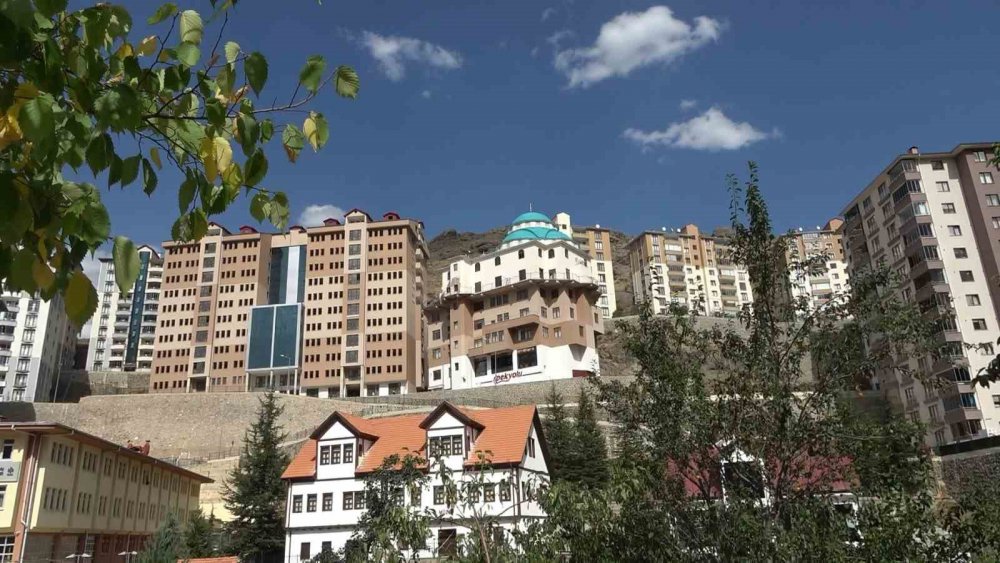 GÜMÜŞHANE'DE OLUMSUZ ARAZİ ŞARTLARI NEDENİYLE KAYALIK ALANDA İNŞA EDİLEN VE ÇEVRE SAKİNLERİ TARAFINDAN "6 KATLI CAMİ" OLARAK İSİMLENDİRİLEN CAMİNİN İNŞAATINDA SONA GELİNİRKEN, CAMİ İLGİNÇ MİMARİSİ İLE HAYRETE DÜŞÜRÜYOR