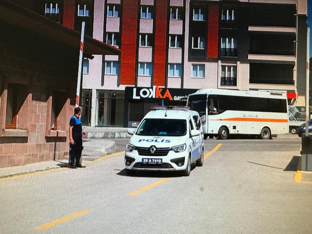 SOSYAL MEDYA HESAPLARI ÜZERİNDEN VERMİŞ OLDUKLARI TEPKİYE DUYARSIZ KALMAYAN ERZURUM VALİSİ MUSTAFA ÇİFTÇİ, "GEREKENİ YAPACAĞIZ" ŞEKLİNDEKİ CEVABI UYGULAMADI YERİNİ BULDU.VALİ TALİMAT VERDİ, DİLENCİLERE OPERASYON YAPILDI