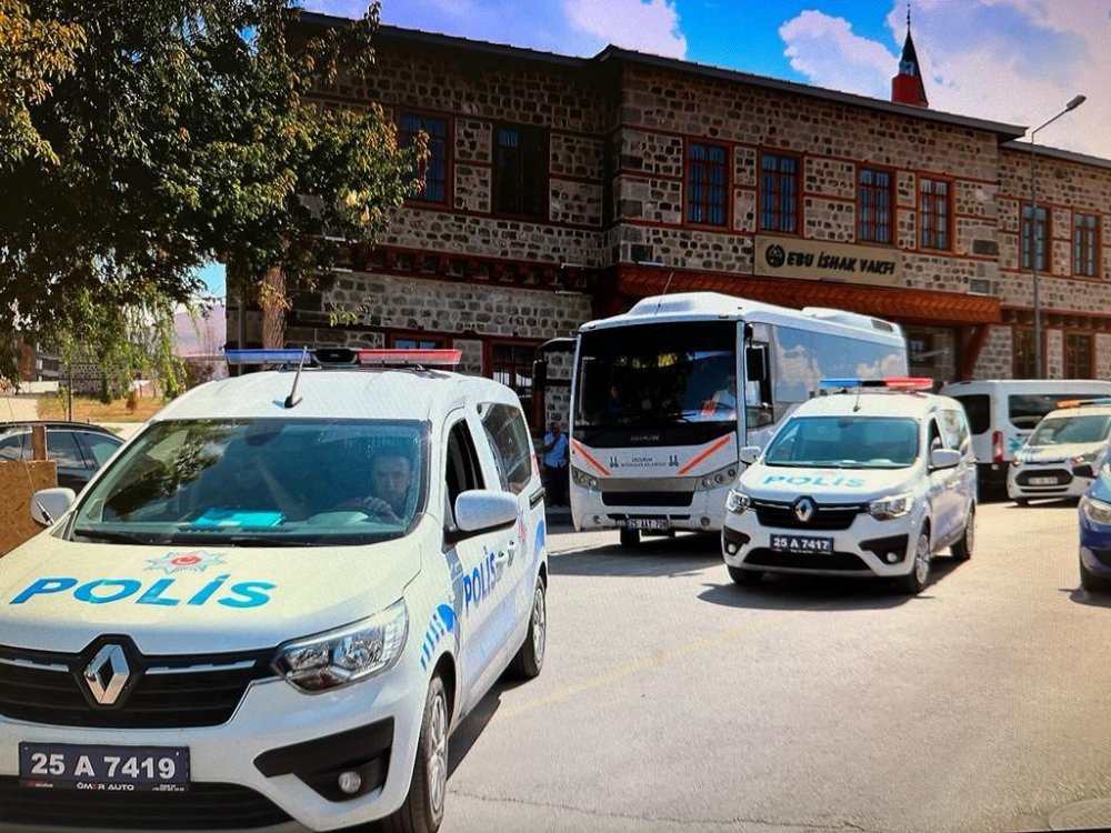 SOSYAL MEDYA HESAPLARI ÜZERİNDEN VERMİŞ OLDUKLARI TEPKİYE DUYARSIZ KALMAYAN ERZURUM VALİSİ MUSTAFA ÇİFTÇİ, "GEREKENİ YAPACAĞIZ" ŞEKLİNDEKİ CEVABI UYGULAMADI YERİNİ BULDU.VALİ TALİMAT VERDİ, DİLENCİLERE OPERASYON YAPILDI