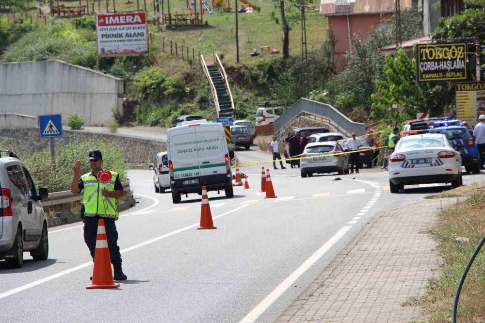 TRABZON'UN MAÇKA İLÇESİ MATARACI MAHALLESİNDE YOLUN KARŞISINA GEÇMEYE ÇALIŞAN 89 YAŞINDAKİ ALİ YILMAZ OTOMOBİLİN ÇARPMASI SONUCU HAYATINI KAYBETTİ. SÜRÜCÜ Y.E. GÖZALTINA ALINDI