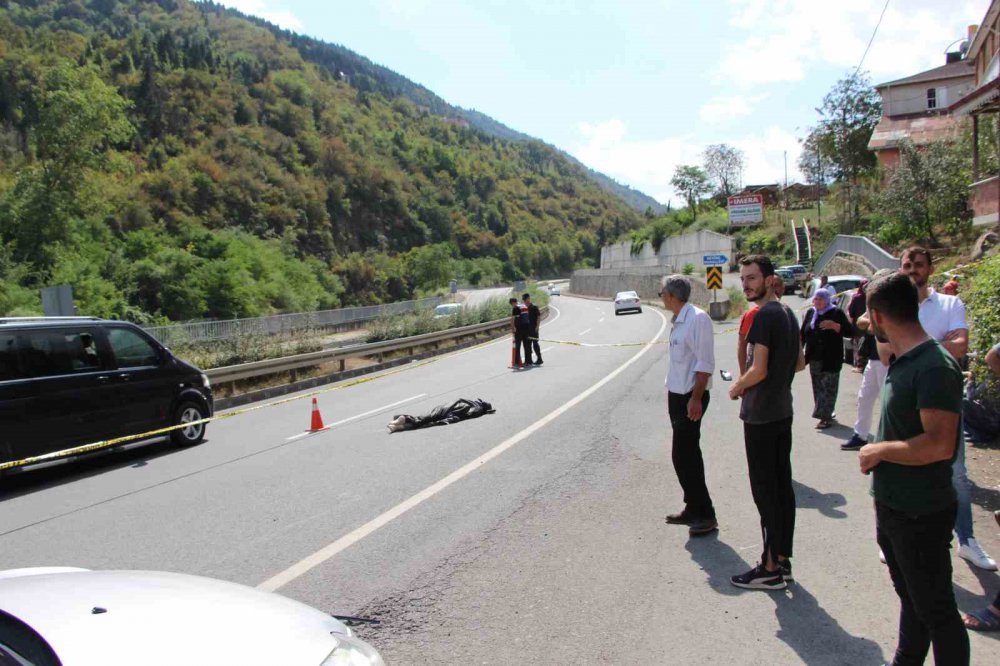 TRABZON'UN MAÇKA İLÇESİ MATARACI MAHALLESİNDE YOLUN KARŞISINA GEÇMEYE ÇALIŞAN 89 YAŞINDAKİ ALİ YILMAZ OTOMOBİLİN ÇARPMASI SONUCU HAYATINI KAYBETTİ. SÜRÜCÜ Y.E. GÖZALTINA ALINDI