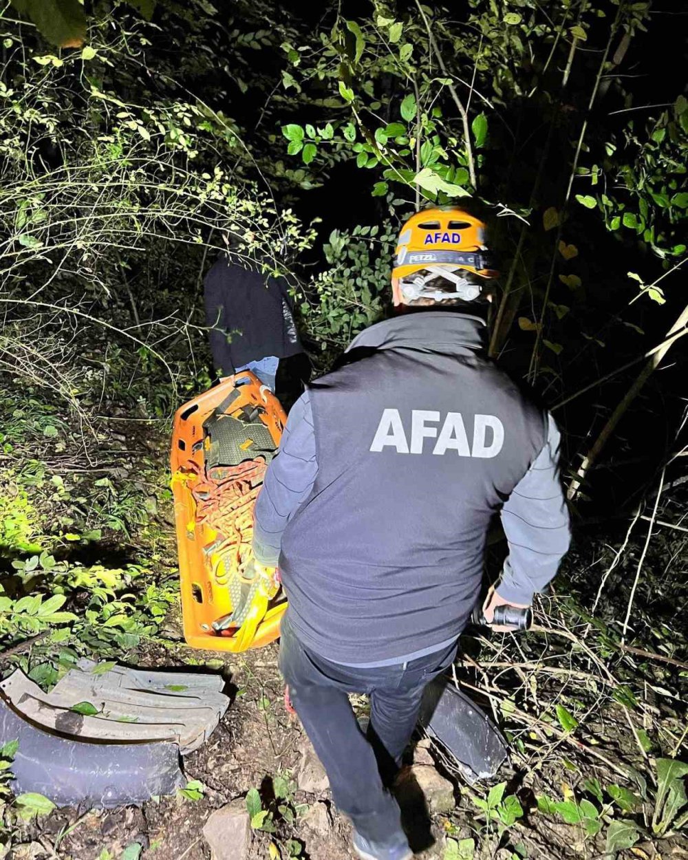 ARTVİN'İN ARDANUÇ İLÇESİ TOSUNLU KÖYÜ MEVKİİNDE MEYDANA GELEN TRAFİK KAZASINDA 16 YAŞINDA EGEMEN LEVENT HAYATINI KAYDETTİ, SÜRÜCÜ GÖKDENİZ TEKİN VE BORA GÜREŞ YARALANDI