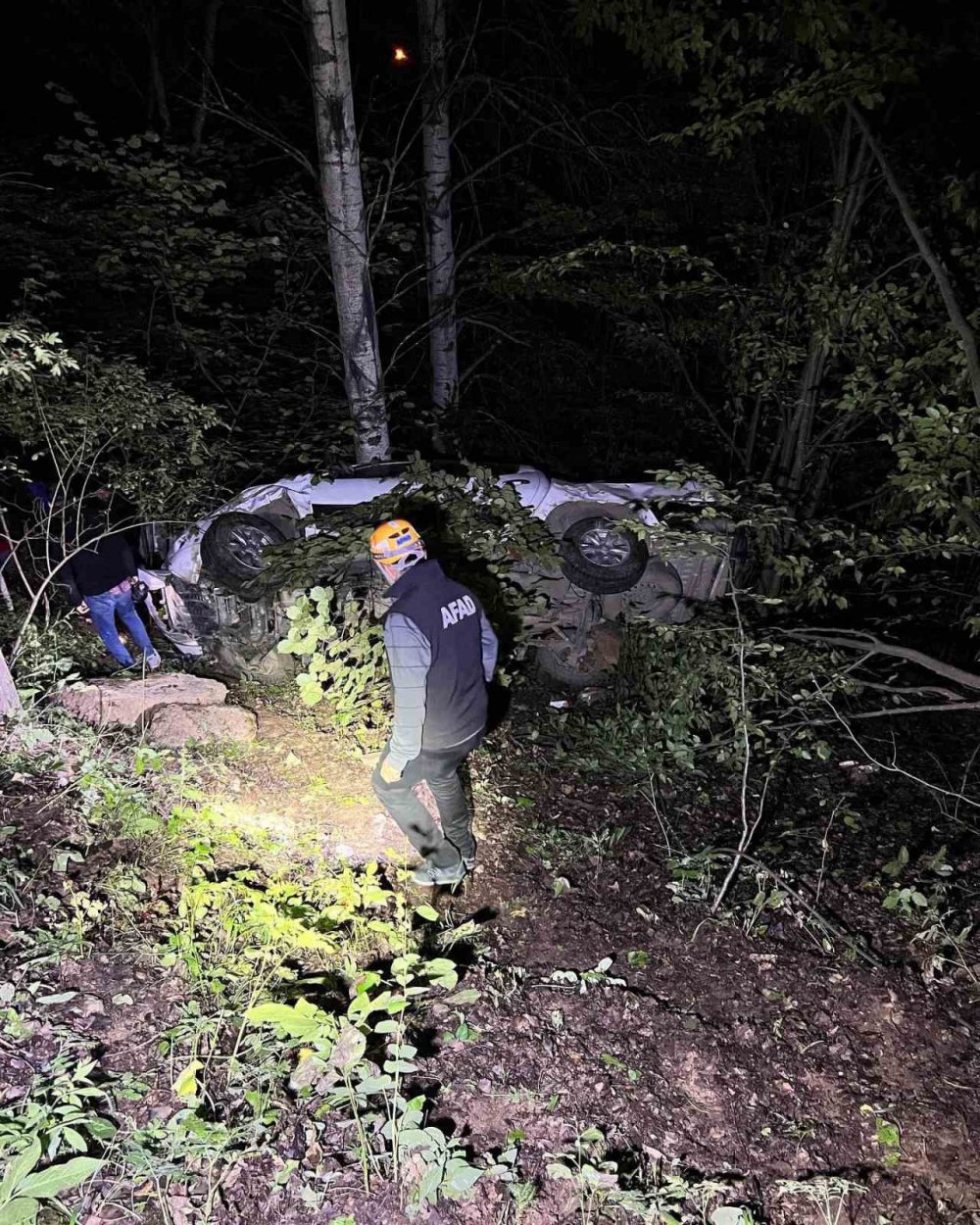 ARTVİN'İN ARDANUÇ İLÇESİ TOSUNLU KÖYÜ MEVKİİNDE MEYDANA GELEN TRAFİK KAZASINDA 16 YAŞINDA EGEMEN LEVENT HAYATINI KAYDETTİ, SÜRÜCÜ GÖKDENİZ TEKİN VE BORA GÜREŞ YARALANDI