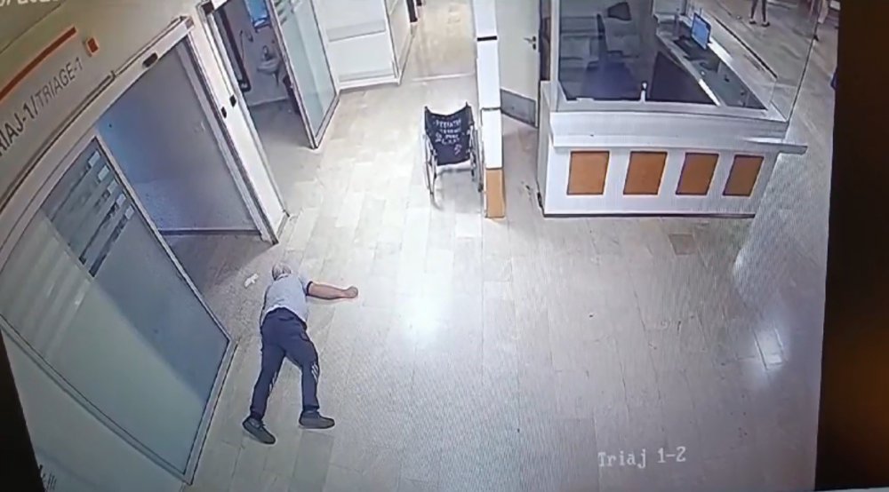 TRABZON'DAKİ KTÜ FARABİ HASTANESİ ACİL SERVİSİ'NDE ALKOLLÜ OLDUĞU BELİRLENEN 2 ŞAHSIN YAKINLARINI ZİYARET İÇİN GELDİĞİ HASTANEDE GÜVENLİK GÖREVLİLERİ İLE YAŞADIĞI TARTIŞMA GÜVENLİK KAMERASINA YANSIDI