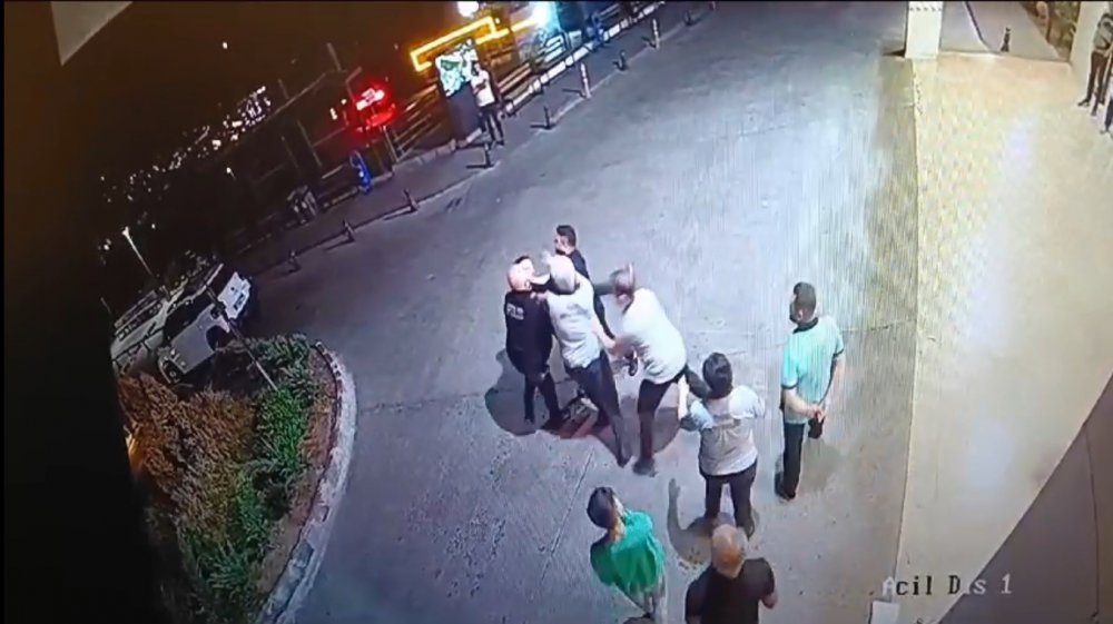 TRABZON'DAKİ KTÜ FARABİ HASTANESİ ACİL SERVİSİ'NDE ALKOLLÜ OLDUĞU BELİRLENEN 2 ŞAHSIN YAKINLARINI ZİYARET İÇİN GELDİĞİ HASTANEDE GÜVENLİK GÖREVLİLERİ İLE YAŞADIĞI TARTIŞMA GÜVENLİK KAMERASINA YANSIDI