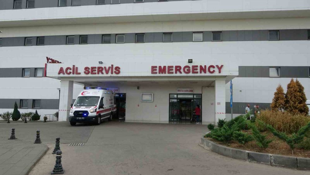 TRABZON'DAKİ KTÜ FARABİ HASTANESİ ACİL SERVİSİ'NDE ALKOLLÜ OLDUĞU BELİRLENEN 2 ŞAHSIN YAKINLARINI ZİYARET İÇİN GELDİĞİ HASTANEDE GÜVENLİK GÖREVLİLERİ İLE YAŞADIĞI TARTIŞMA GÜVENLİK KAMERASINA YANSIDI