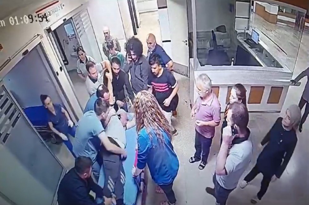 TRABZON'DAKİ KTÜ FARABİ HASTANESİ ACİL SERVİSİ'NDE ALKOLLÜ OLDUĞU BELİRLENEN 2 ŞAHSIN YAKINLARINI ZİYARET İÇİN GELDİĞİ HASTANEDE GÜVENLİK GÖREVLİLERİ İLE YAŞADIĞI TARTIŞMA GÜVENLİK KAMERASINA YANSIDI