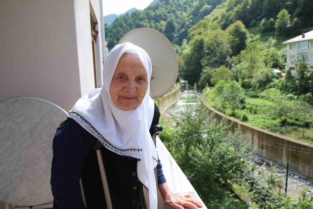 RİZE'NİN GÜNEYSU İLÇESİ İSLAHİYE KÖYÜNDE YAŞAYAN TARİH  112 YAŞINDAKİ FATMA DEMİR, BU ZAMANA KADAR SADECE BİR KEZ HASTANEYE GİTTİ. ZAMANININ ÇOĞUNU EVİNDE GEÇİREN DEMİR, İĞNE İPLİKLE UĞRAŞIYOR