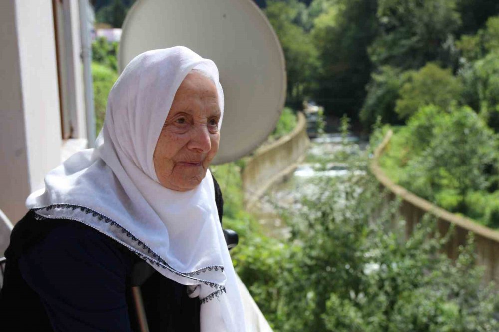 RİZE'NİN GÜNEYSU İLÇESİ İSLAHİYE KÖYÜNDE YAŞAYAN TARİH  112 YAŞINDAKİ FATMA DEMİR, BU ZAMANA KADAR SADECE BİR KEZ HASTANEYE GİTTİ. ZAMANININ ÇOĞUNU EVİNDE GEÇİREN DEMİR, İĞNE İPLİKLE UĞRAŞIYOR