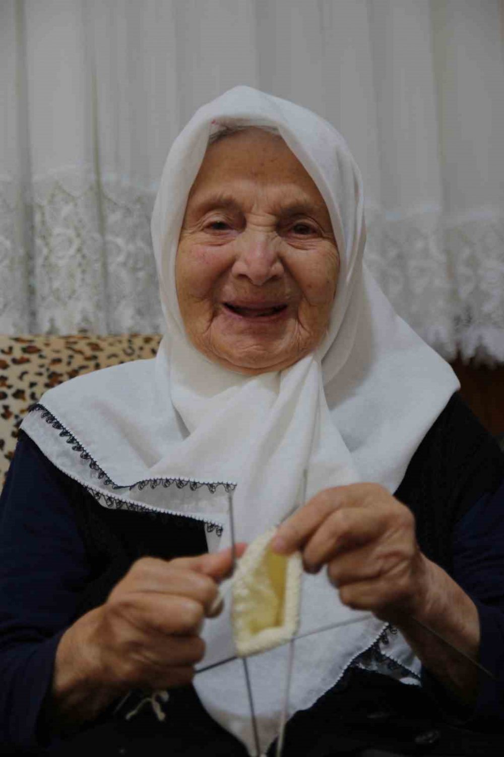 RİZE'NİN GÜNEYSU İLÇESİ İSLAHİYE KÖYÜNDE YAŞAYAN TARİH  112 YAŞINDAKİ FATMA DEMİR, BU ZAMANA KADAR SADECE BİR KEZ HASTANEYE GİTTİ. ZAMANININ ÇOĞUNU EVİNDE GEÇİREN DEMİR, İĞNE İPLİKLE UĞRAŞIYOR