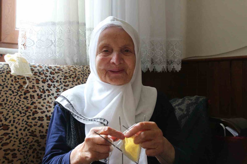 RİZE'NİN GÜNEYSU İLÇESİ İSLAHİYE KÖYÜNDE YAŞAYAN TARİH  112 YAŞINDAKİ FATMA DEMİR, BU ZAMANA KADAR SADECE BİR KEZ HASTANEYE GİTTİ. ZAMANININ ÇOĞUNU EVİNDE GEÇİREN DEMİR, İĞNE İPLİKLE UĞRAŞIYOR