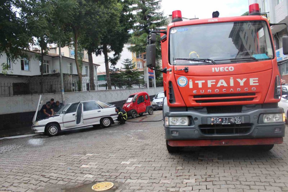 SAMSUN'UN ÇARŞAMBA İLÇESİ ÇAY MAHALLESİ CEMİL ŞENSOY CADDESİ ÜZERİNDE PARK HALİNDEKİ OTOMOBİLDE YANGIN ÇIKTI. BELEDİYESİ İTFAİYE EKİPLERİ OTOMOBİLE MÜDAHALEDE BULUNARAK, YANGINI BÜYÜMEDEN SÖNDÜRDÜ
