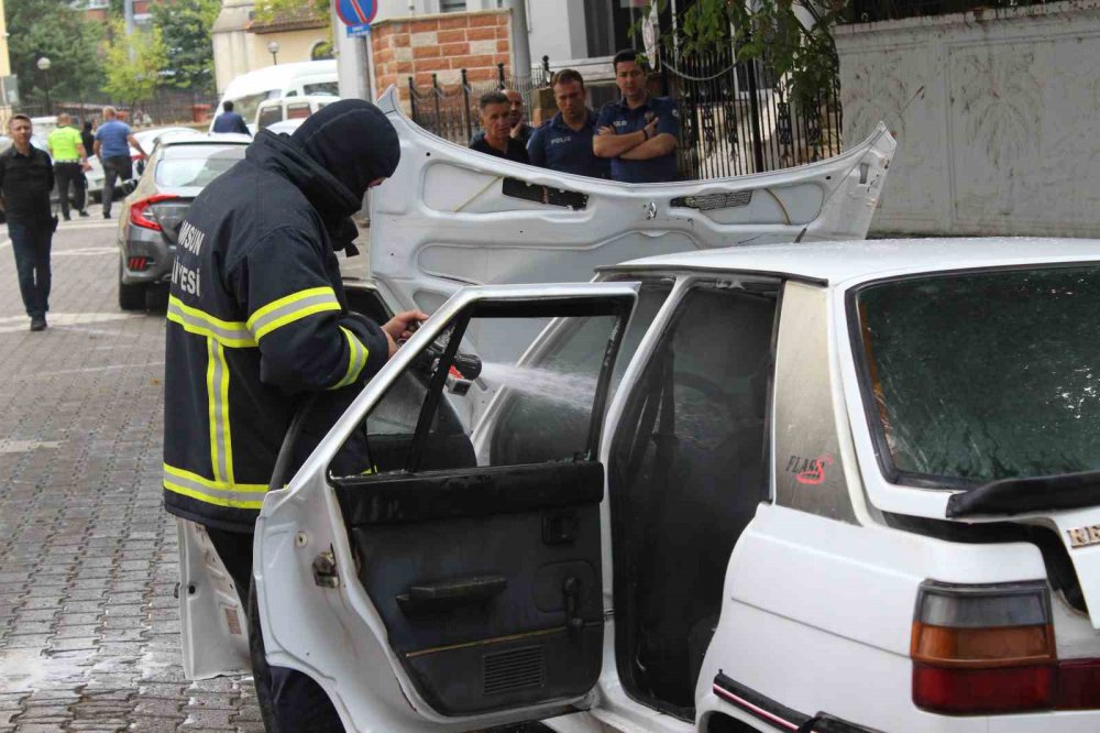 SAMSUN'UN ÇARŞAMBA İLÇESİ ÇAY MAHALLESİ CEMİL ŞENSOY CADDESİ ÜZERİNDE PARK HALİNDEKİ OTOMOBİLDE YANGIN ÇIKTI. BELEDİYESİ İTFAİYE EKİPLERİ OTOMOBİLE MÜDAHALEDE BULUNARAK, YANGINI BÜYÜMEDEN SÖNDÜRDÜ