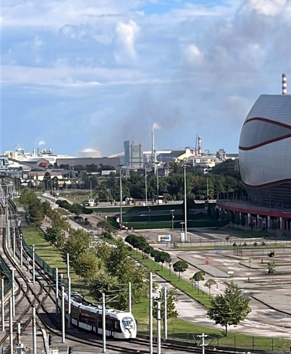 TEKKEKÖY İLÇESİ ORGANİZE SANAYİ BÖLGESİ'NDE YER ALAN TOROS TARIM'A AİT GÜBRE FABRİKASINDA SAAT 09.00 SIRALARINDA YANGIN ÇIKTI. İTFAİYE EKİPLERİNİN MÜDAHALESİ SONUCU YANGIN BÜYÜMEDEN SÖNDÜRÜLDÜ