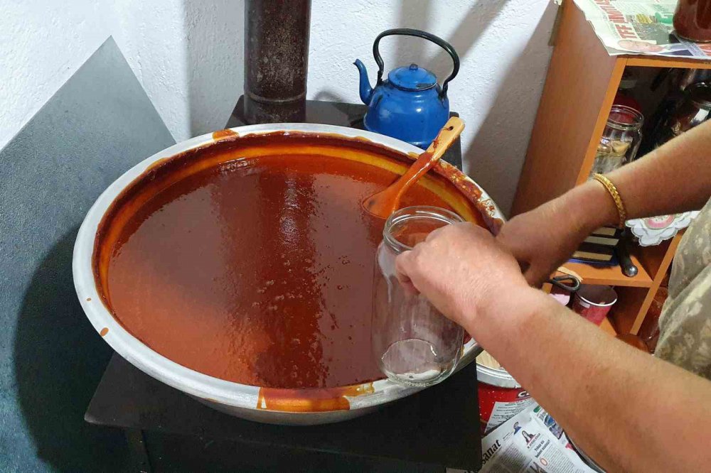 BAYBURT'UN AYDINTEPE İLÇESİNDE YAŞAYAN KADINLAR KENDİ YETİŞTİRDİKLERİ YA DA PAZARDAN ALDIKLARI DOMATESLERLE KIŞLIK MENEMEN KONSERVESİ VE SICAK KAZANLARIN BAŞINDA SAATLERCE KAYNATTIKLARI DOMATES SALÇASI YAPIYOR