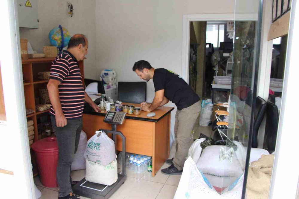 KARADENİZ BÖLGESİ'NDE AĞUSTOS AYINDA BAŞLAYAN TOPLAMA İŞLEMİNİN ARDINDAN KURUTULAN FINDIKLAR ŞİMDİLERDE KIRILARAK KAVURULUYOR