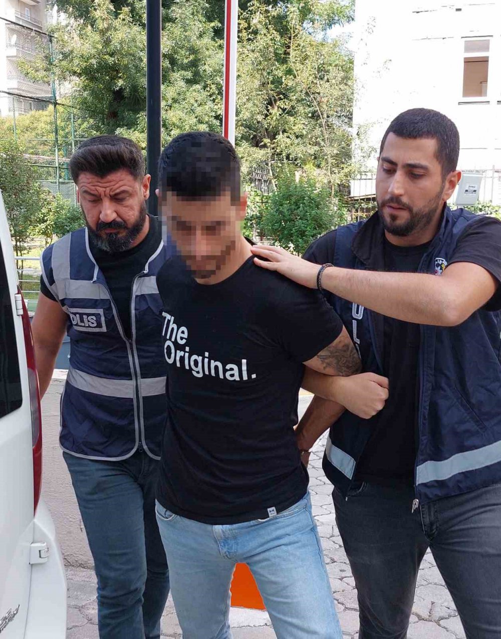 SAMSUN'DA EŞİNİN ÖLÜMÜNDEN CEZA ALAN DOKTORU SİLAHLA REHİN ALIP KAÇIRAN G. ERİŞ ADLİYEYE SEVK EDİLDİ