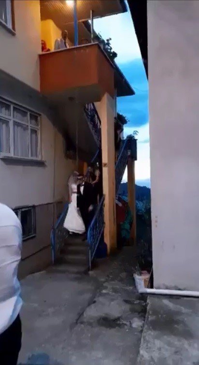 TRABZON’DA DÜĞÜNLERDE SİLAH ATMA GELENEĞİ BİR TÜRLÜ BİTMİYOR. TRABZON'UN SÜRMENE İLÇESİNDE GELİN ALMA MERASİMİNDE EVDEN ÇIKAN GELİNİN KARDEŞİNİN ELİNE SİLAH ALARAK HAVAYA PEŞ PEŞE ATEŞ ETMESİ "PES" DEDİRTTİ