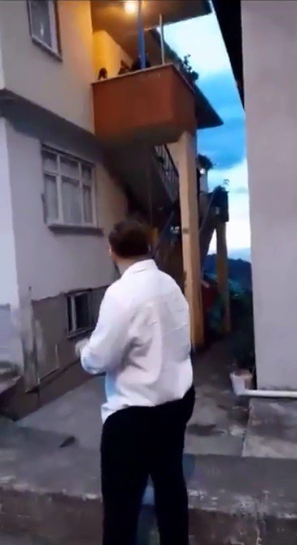 TRABZON’DA DÜĞÜNLERDE SİLAH ATMA GELENEĞİ BİR TÜRLÜ BİTMİYOR. TRABZON'UN SÜRMENE İLÇESİNDE GELİN ALMA MERASİMİNDE EVDEN ÇIKAN GELİNİN KARDEŞİNİN ELİNE SİLAH ALARAK HAVAYA PEŞ PEŞE ATEŞ ETMESİ "PES" DEDİRTTİ