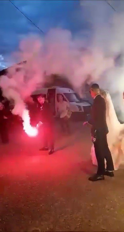 TRABZON’DA DÜĞÜNLERDE SİLAH ATMA GELENEĞİ BİR TÜRLÜ BİTMİYOR. TRABZON'UN SÜRMENE İLÇESİNDE GELİN ALMA MERASİMİNDE EVDEN ÇIKAN GELİNİN KARDEŞİNİN ELİNE SİLAH ALARAK HAVAYA PEŞ PEŞE ATEŞ ETMESİ "PES" DEDİRTTİ