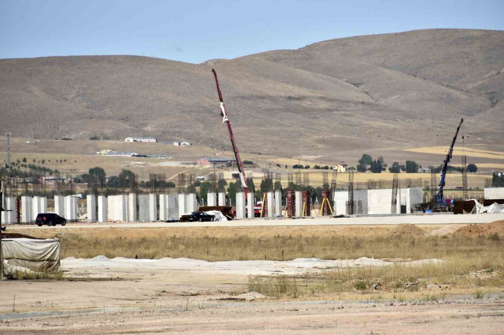 GÜMÜŞHANE VALİSİ ALPER TANRISEVER, PLANLANDIĞI TARİHTE BİTİRİLİRSE TÜRKİYE'NİN 60. HAVALİMANI OLACAK YILLIK 2 MİLYON YOLCU KAPASİTELİ GÜMÜŞHANE-BAYBURT HAVALİMANINDA ÜSTYAPI ÇALIŞMALARININ DEVAM ETTİĞİNİ SÖYLEDİ