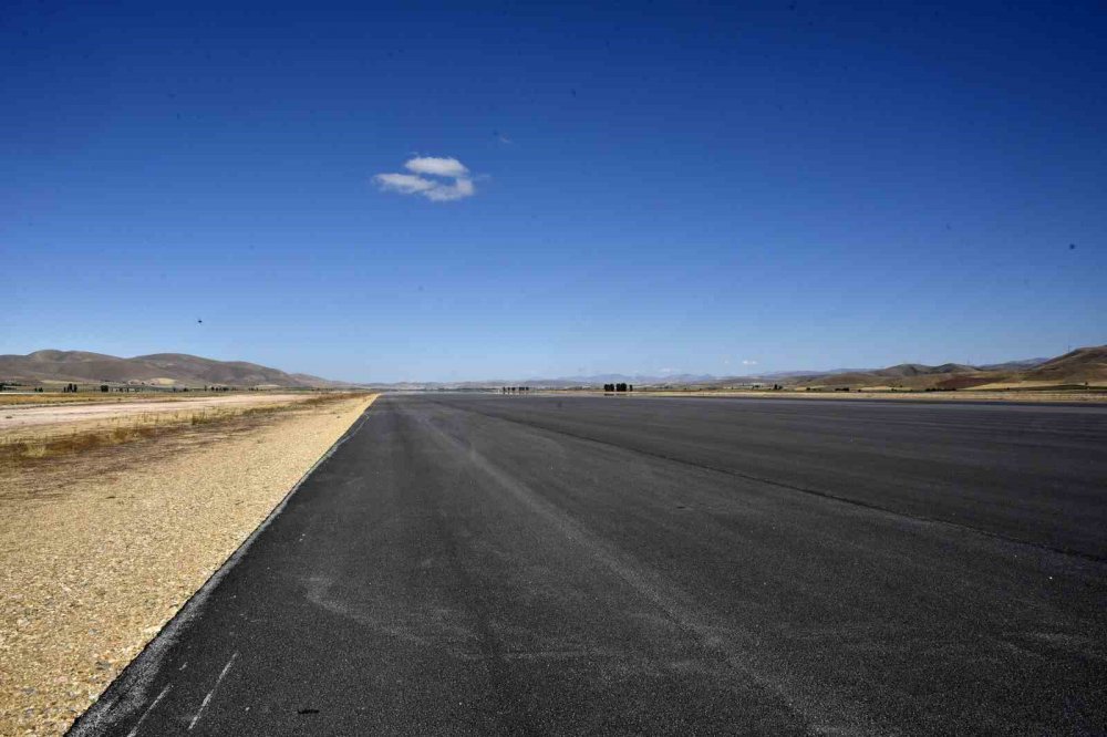 GÜMÜŞHANE VALİSİ ALPER TANRISEVER, PLANLANDIĞI TARİHTE BİTİRİLİRSE TÜRKİYE'NİN 60. HAVALİMANI OLACAK YILLIK 2 MİLYON YOLCU KAPASİTELİ GÜMÜŞHANE-BAYBURT HAVALİMANINDA ÜSTYAPI ÇALIŞMALARININ DEVAM ETTİĞİNİ SÖYLEDİ