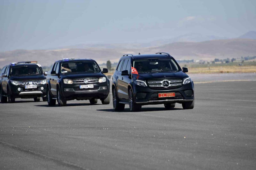 GÜMÜŞHANE VALİSİ ALPER TANRISEVER, PLANLANDIĞI TARİHTE BİTİRİLİRSE TÜRKİYE'NİN 60. HAVALİMANI OLACAK YILLIK 2 MİLYON YOLCU KAPASİTELİ GÜMÜŞHANE-BAYBURT HAVALİMANINDA ÜSTYAPI ÇALIŞMALARININ DEVAM ETTİĞİNİ SÖYLEDİ