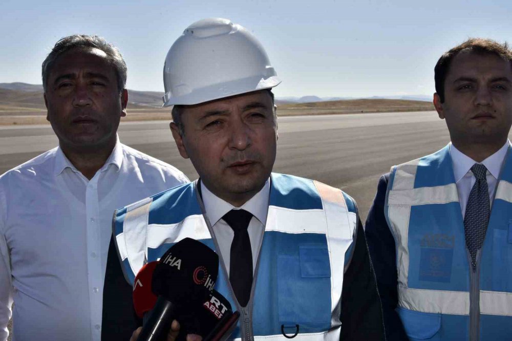 GÜMÜŞHANE VALİSİ ALPER TANRISEVER, PLANLANDIĞI TARİHTE BİTİRİLİRSE TÜRKİYE'NİN 60. HAVALİMANI OLACAK YILLIK 2 MİLYON YOLCU KAPASİTELİ GÜMÜŞHANE-BAYBURT HAVALİMANINDA ÜSTYAPI ÇALIŞMALARININ DEVAM ETTİĞİNİ SÖYLEDİ